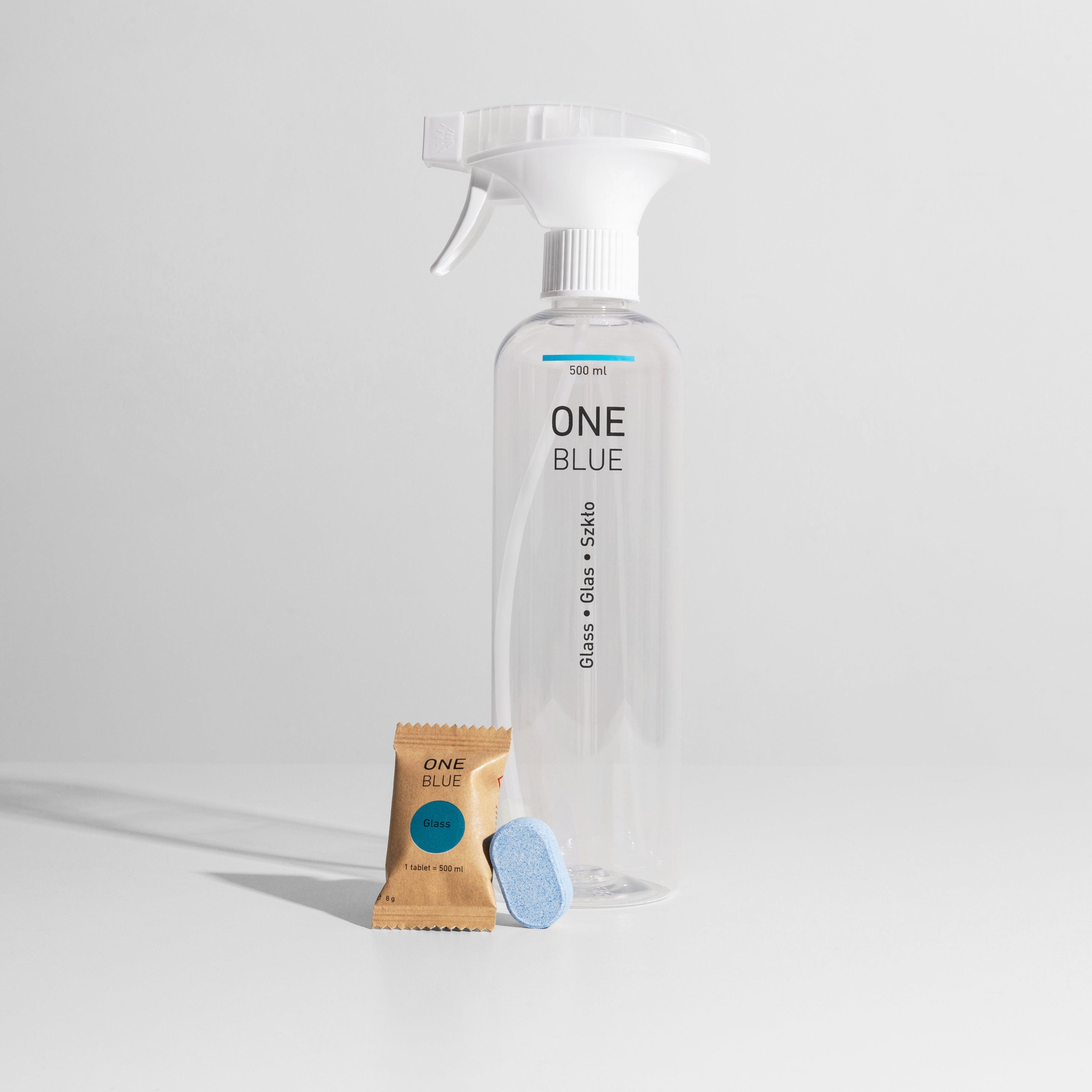 Starter pack glass cleaner with a reusable spray bottle and 1 tablet